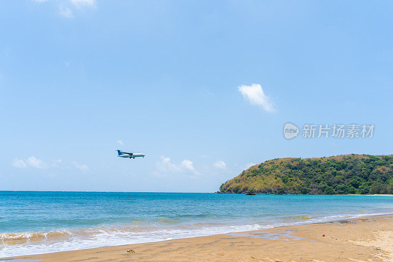 在越南的Con Dao岛，飞机降落时看到美丽的Dam Trau海滩。海景，海浪，海岸线，蓝天和山。